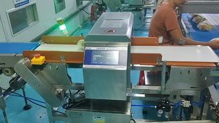 เครื่องตรวจจับโลหะเกรดอาหารอัตโนมัติสำหรับสายการผลิต
