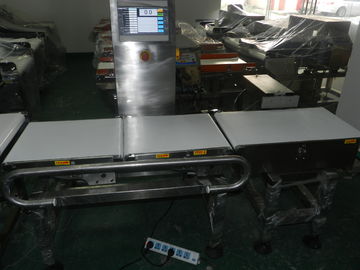 เครื่องตรวจสอบน้ำหนักบนสายพานอัตโนมัติและเครื่องตรวจจับโลหะแบบรวมพร้อมระบบเตือนภัยด้วยแสง / เสียง
