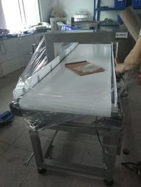 เครื่องตรวจจับโลหะสายพานลำเลียง 120W สำหรับบรรจุภัณฑ์อาหารรับประกัน 12 เดือน